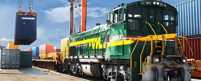 Locomotora con contenedores en patio intermodal