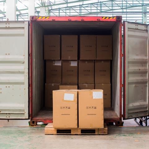 Contenedor abierto con cajas sobre tarima, carga FCL