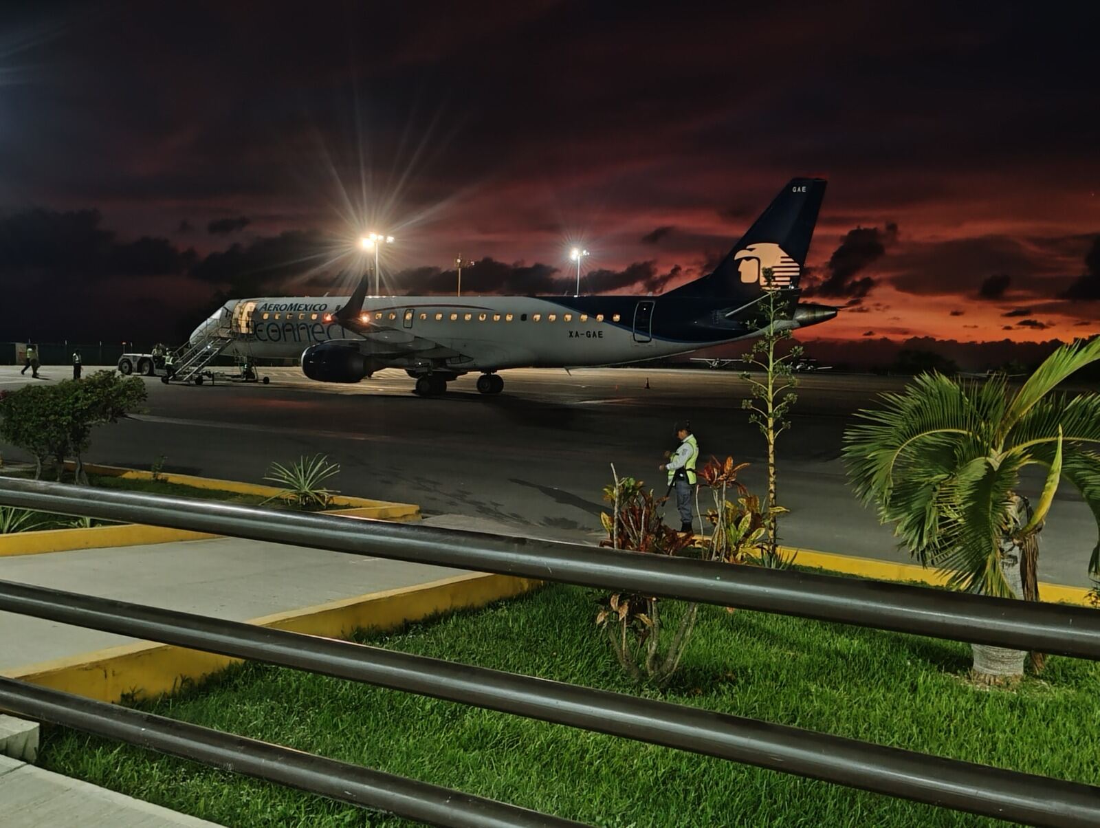 Avión en plataforma al atardecer